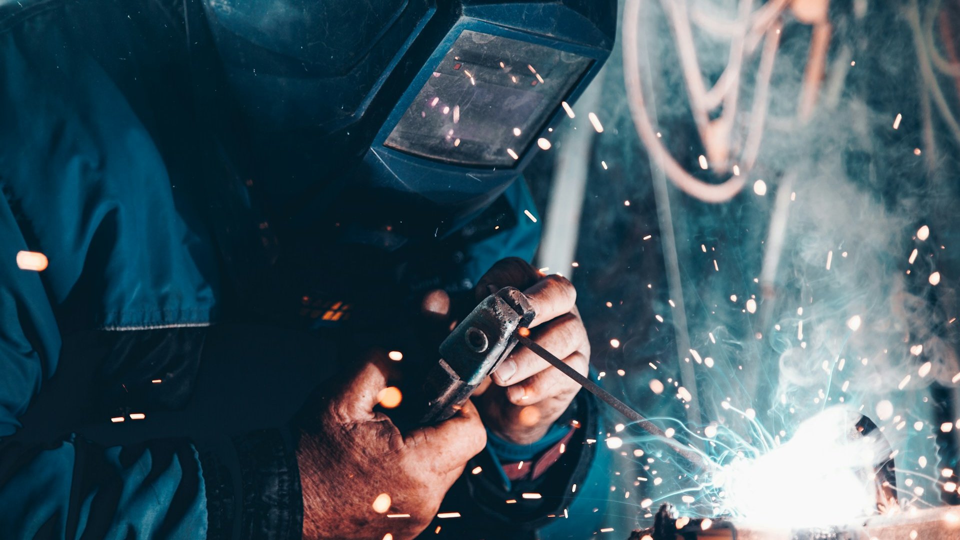 Handwerker beauftragen statt selbst machen: Wann sich der Profi wirklich lohnt — und wie Sie einen seriösen Betrieb finden