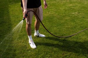 Rasen düngen: Was wirklich hilft