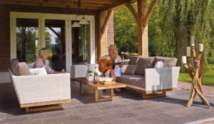 Teak-Gartenmöbel: Worauf es bei Restposten ankommt