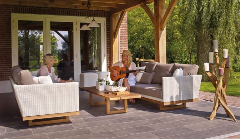 Teak-Gartenmöbel: Worauf es bei Restposten ankommt