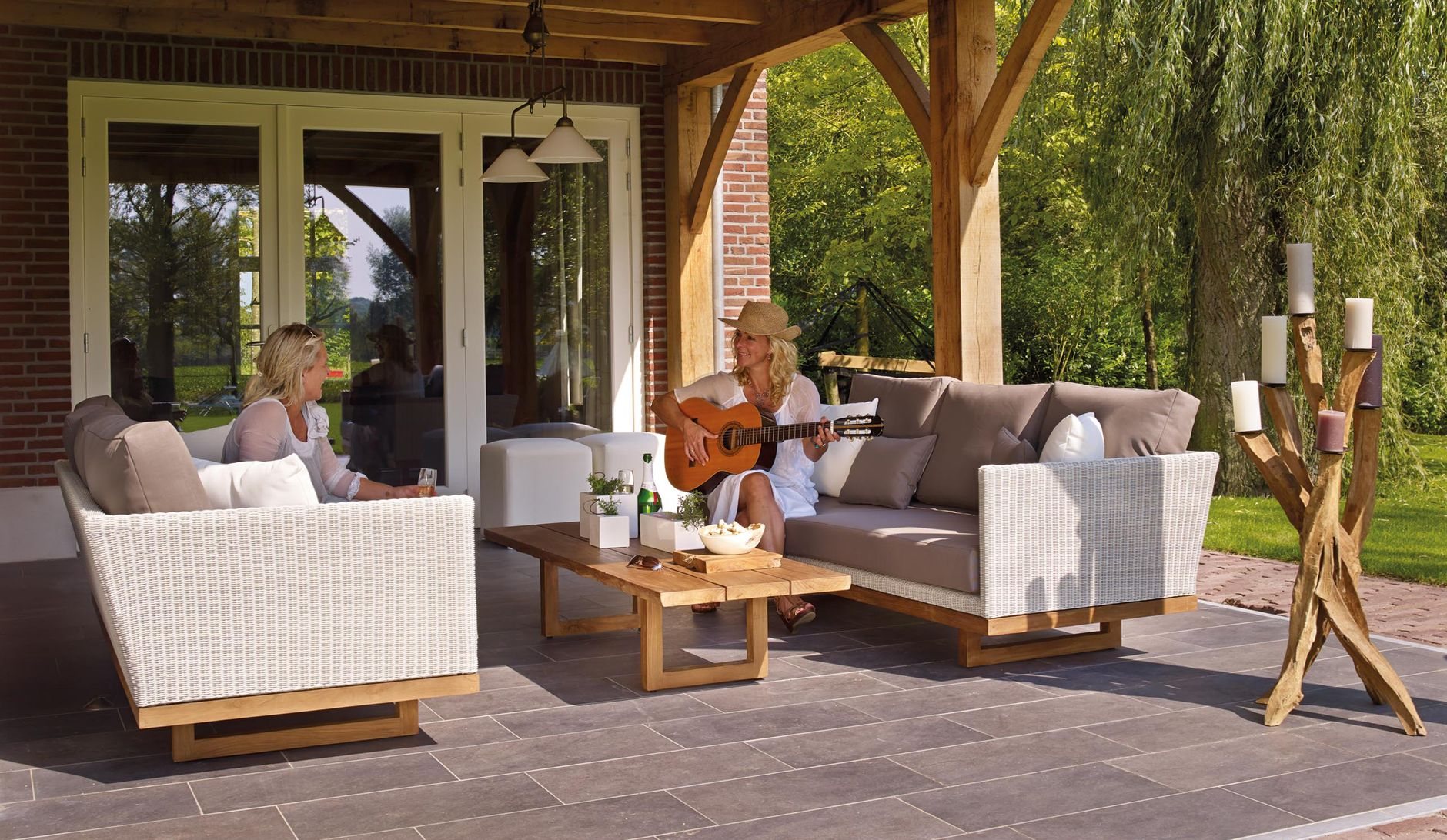 Teak-Gartenmöbel: Worauf es bei Restposten ankommt